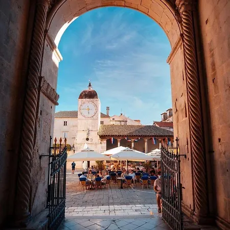 Kia Ora Trogir